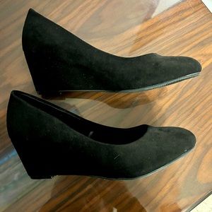 8 1/2W low heel black suede dress shoe, never worn